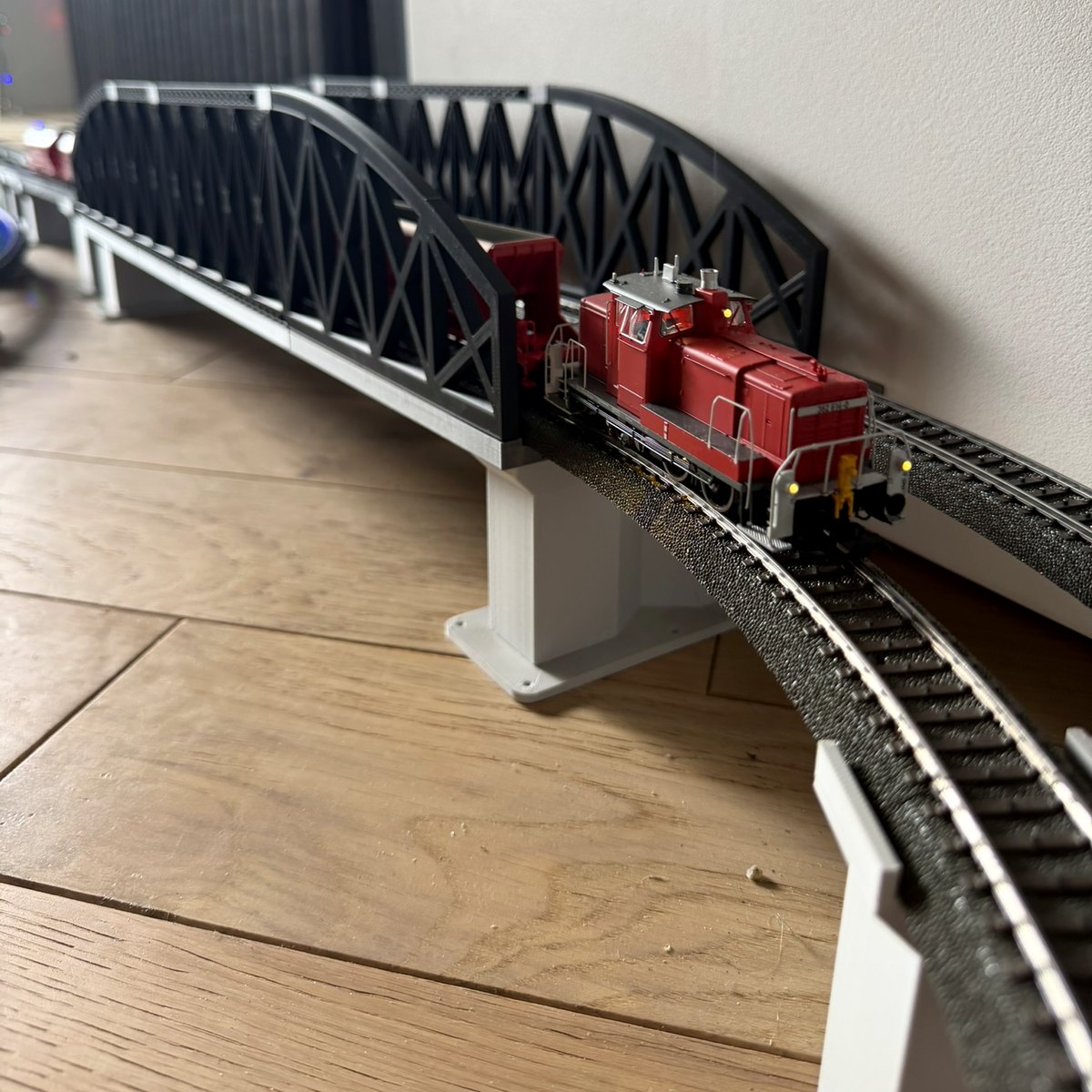 Real print: side view with locomotive on the approach