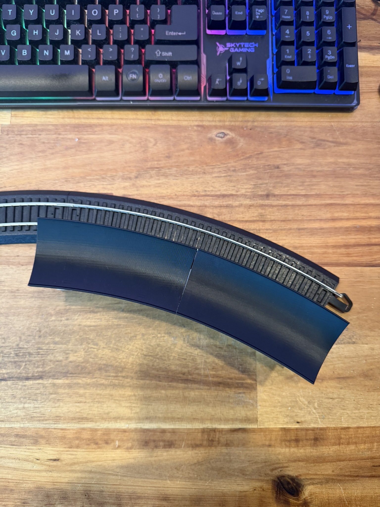 Real print: curved canopy roof over a Bachmann E-Z Track curve